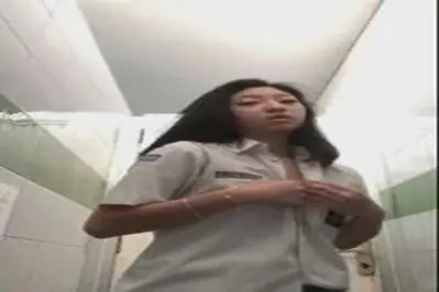 Cewe SMA Telanjang di Toilet 1