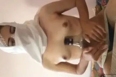 Cewek super horny masukin botol minuman ke memek sendiri