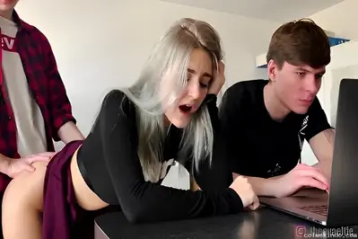 Ngentot Pacar Sahabat Sendiri Sampai Memeknya Becek Parah